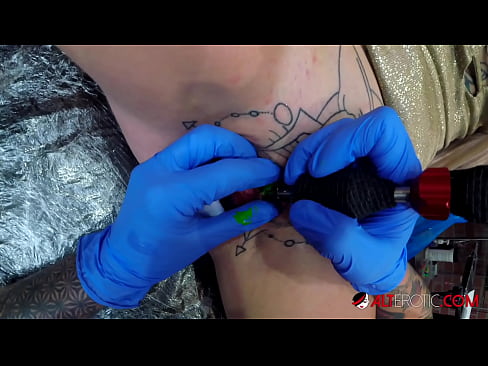 ❤️ Tsis tshua muaj tattooed hottie Sully Savage tau txais tattoo ntawm nws clitoris ❤️❌ Porno ntawm peb hmn.myteporn.ru% Ib ❤